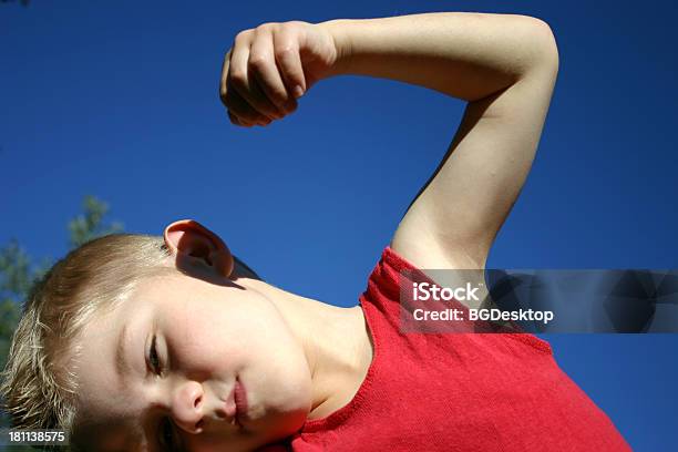 Foto de Músculos e mais fotos de stock de Cabelo Louro - Cabelo Louro, Criança, Céu - Fenômeno natural