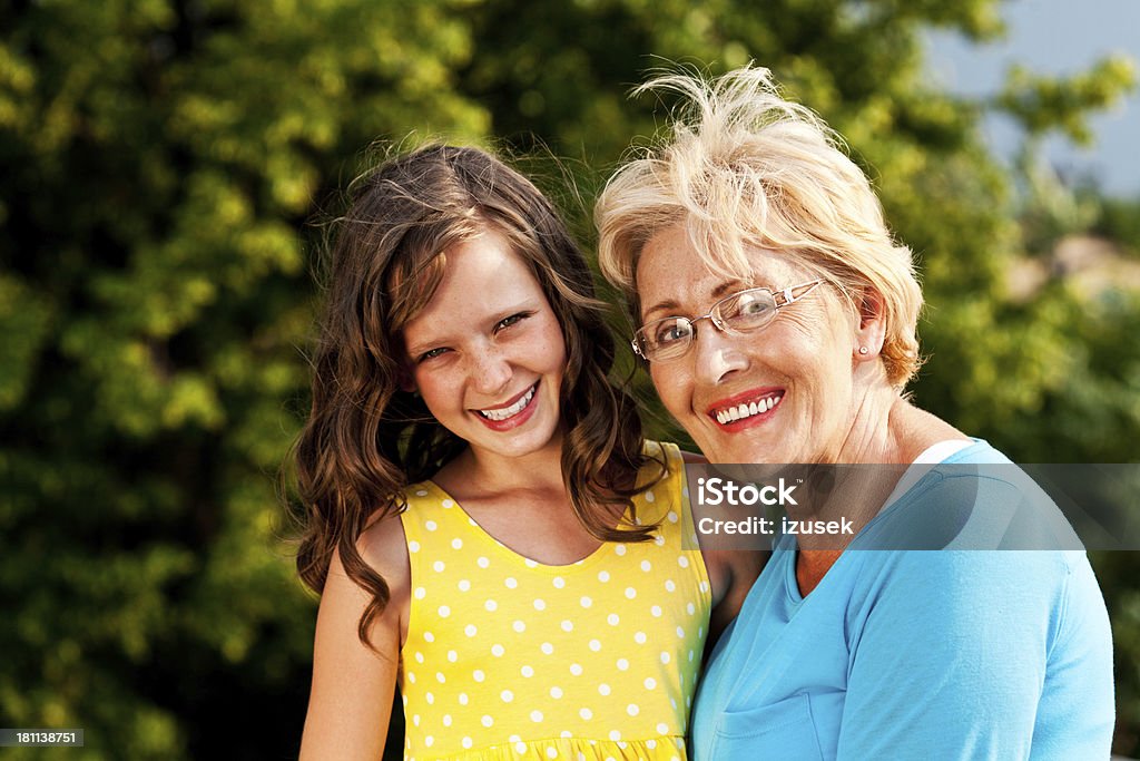 Grandma con granddaughter - Foto de stock de 10-11 años libre de derechos