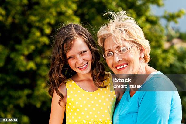 Grandma Con Granddaughter Foto de stock y más banco de imágenes de 10-11 años - 10-11 años, 60-64 años, 8-9 años