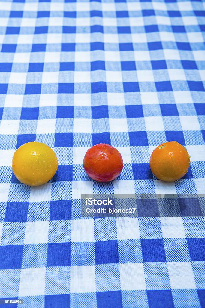 Tomatos cerise sur une Table de pique-nique - Photo de Aliment libre de droits