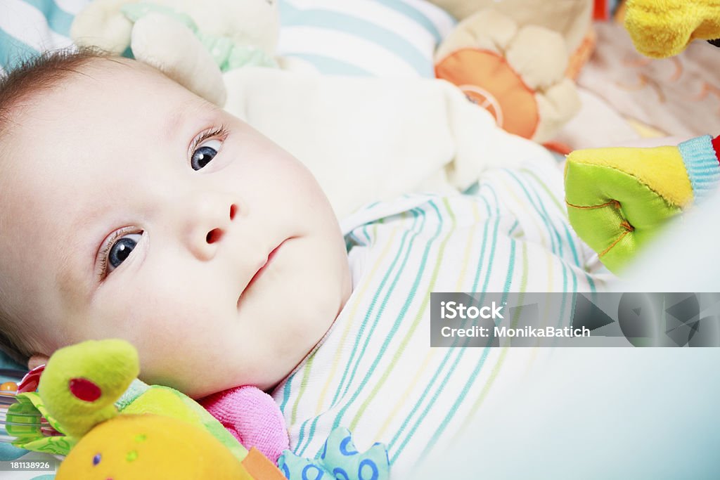 Ребенок и его игрушки - Стоковые фото 0-11 месяцев роялти-фри