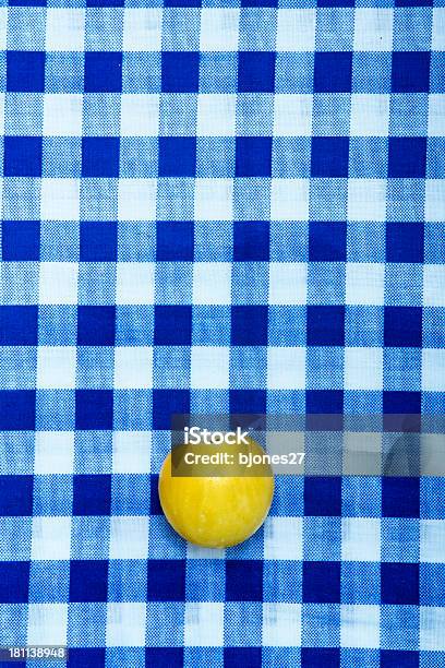 Cereja Tomatos Na Mesa De Piquenique - Fotografias de stock e mais imagens de Amarelo - Amarelo, Azul, Comida