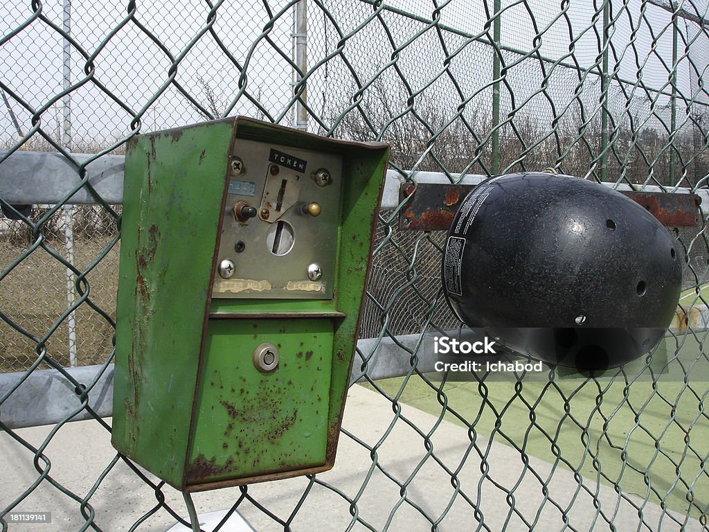 Frapper avec une batte cage jeton boîte avec helment - Photo de Attraper libre de droits