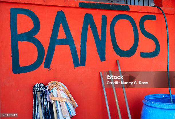 Bagno Toilette Banos Segno Messico - Fotografie stock e altre immagini di Ambientazione esterna - Ambientazione esterna, Arancione, Bagno