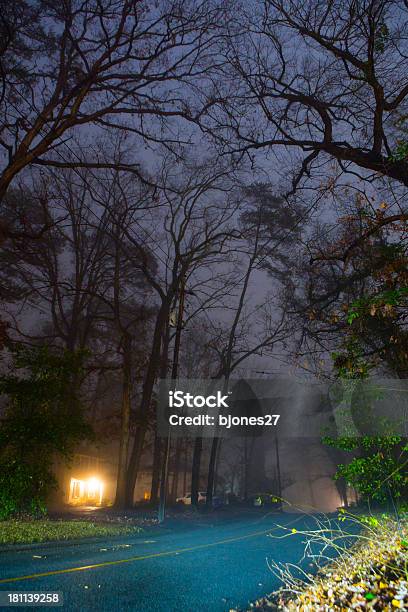 Noite Com Nevoeiroweather Forecast - Fotografias de stock e mais imagens de Comunidade - Comunidade, Distrito Residencial, Estereótipo de Classe Média