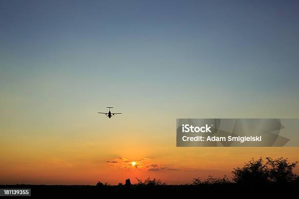 Samolot - zdjęcia stockowe i więcej obrazów Bezchmurne niebo - Bezchmurne niebo, Chmura, Dramatyczna sceneria