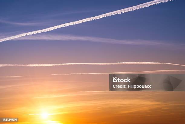 Sunset Sky Con Contrails Foto de stock y más banco de imágenes de Aire libre - Aire libre, Atestado, Aviación general