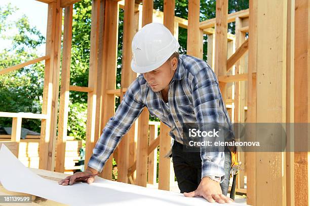 Trabajador De Construcción Foto de stock y más banco de imágenes de 30-34 años - 30-34 años, Accesorio de cabeza, Adulto