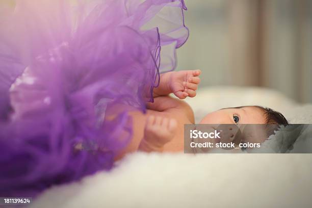 Bellissima Bambina Bambino - Fotografie stock e altre immagini di 0-11 Mesi - 0-11 Mesi, Abbigliamento da neonato, Accogliente