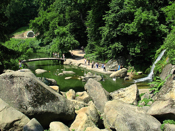 recreação - pond athwart footbridge bridge - fotografias e filmes do acervo