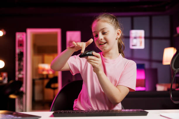 petite fille testant la vitesse de clic sur le périphérique de l’ordinateur de jeu - computer peripheral photos photos et images de collection