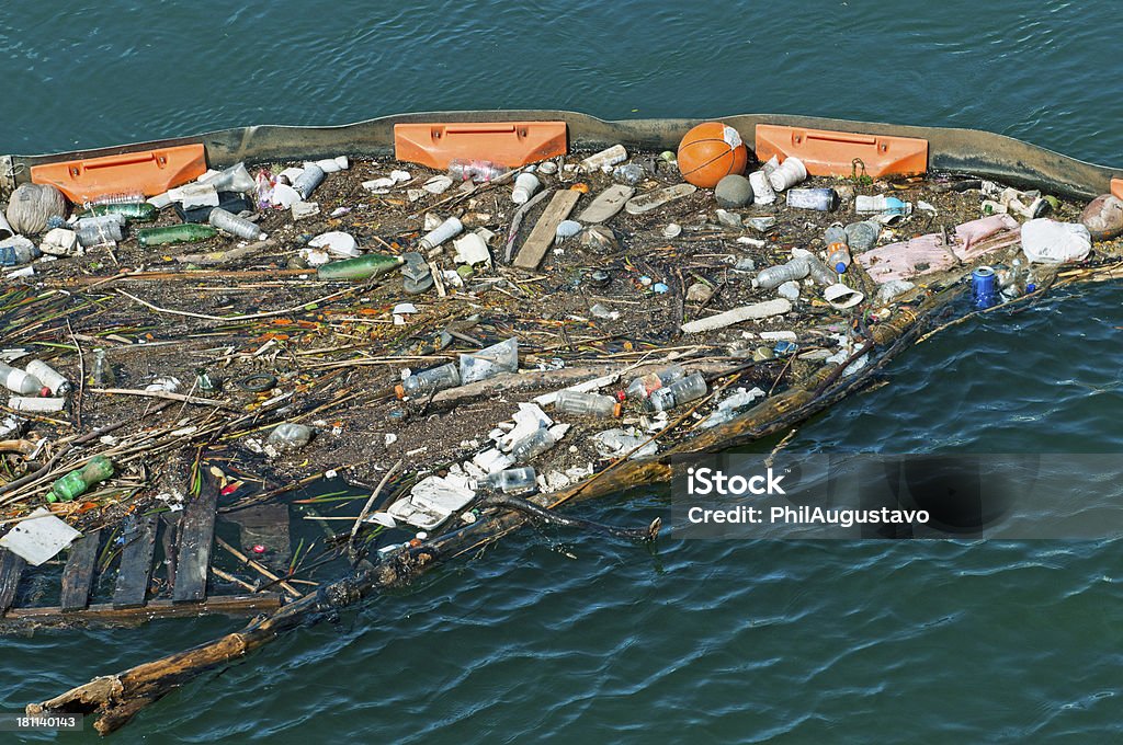Плавучий барьер для сдерживания потоков мусора на Гавайях - Стоковые фото Отходы роялти-фри