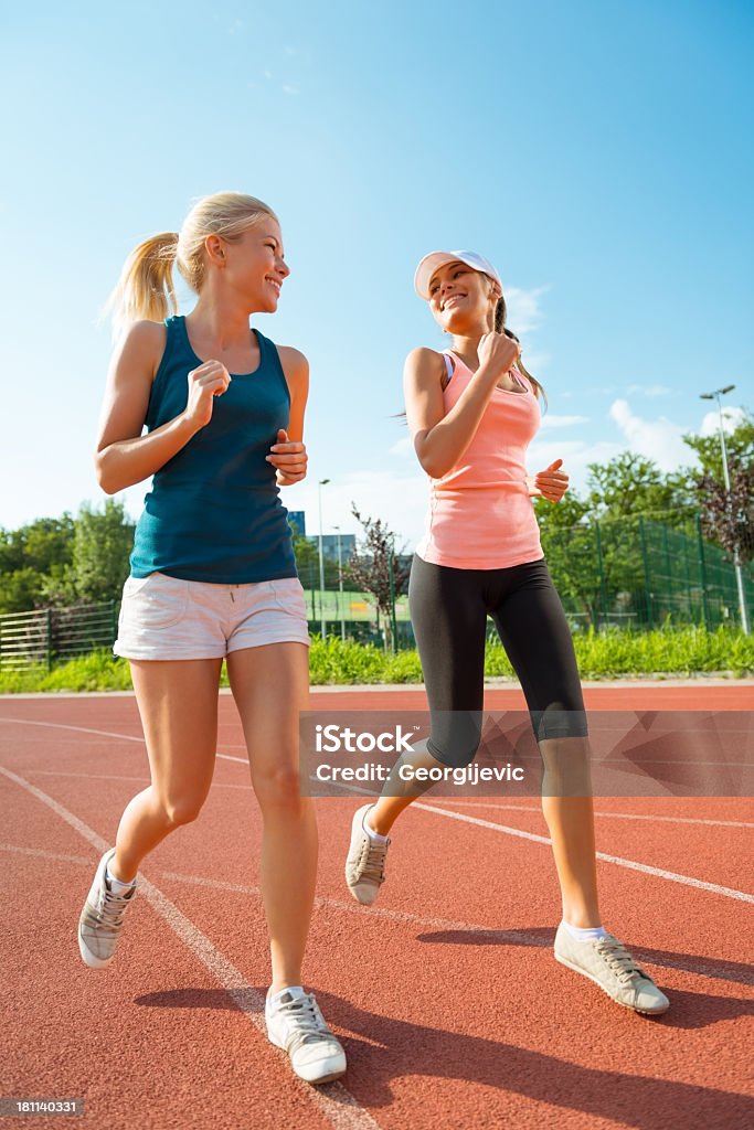 Duas belas mulheres corredores - Foto de stock de 20 Anos royalty-free