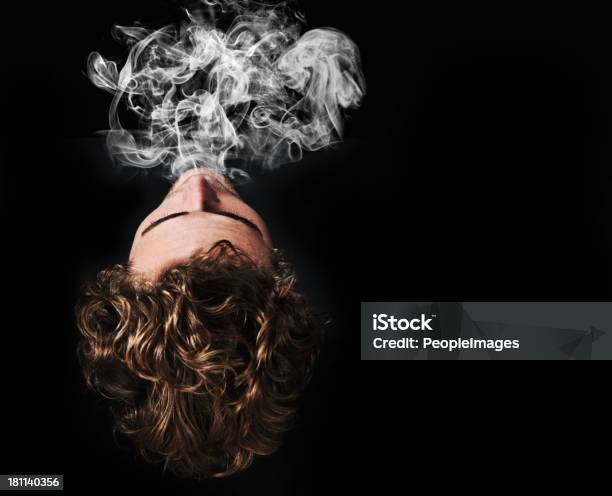 Foto de Expirando A Fumaça e mais fotos de stock de Fumaça - Fumaça, Maconha, Fumar