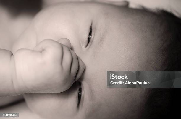 Foto de Chorando Bebê e mais fotos de stock de 0-1 Mês - 0-1 Mês, 0-11 meses, Bebê