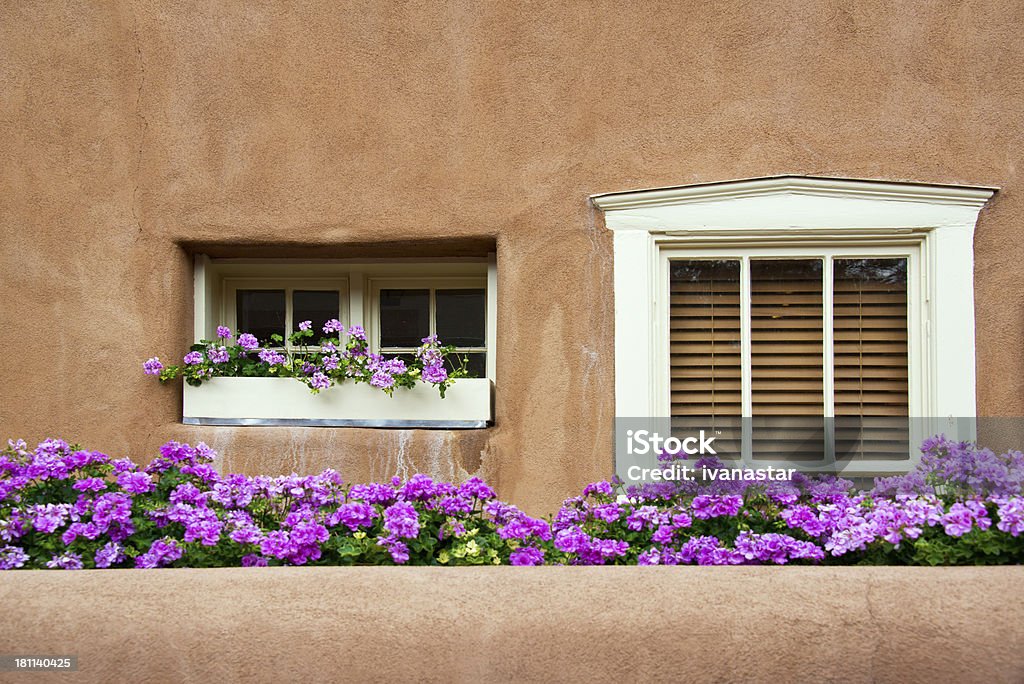 Windows su sud-occidentale Santa Fe Pueblo di Adobe in stile aula - Foto stock royalty-free di Adobe