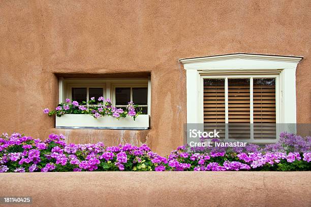 Windows Su Sudoccidentale Santa Fe Pueblo Di Adobe In Stile Aula - Fotografie stock e altre immagini di Adobe