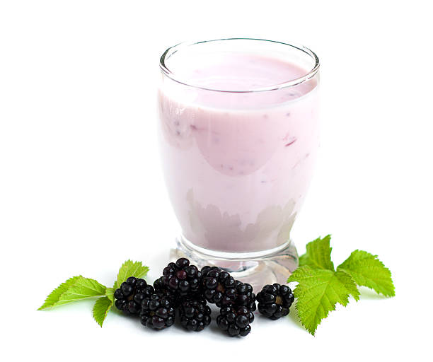 blackberry de yaourt - milk shake smoothie blackberry isolated photos et images de collection