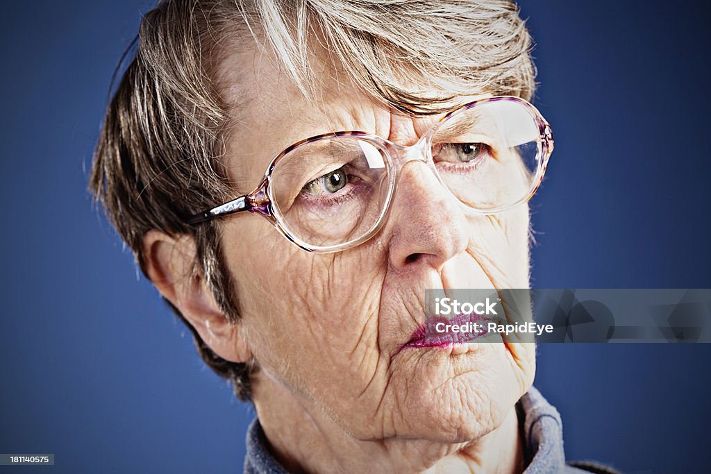 Preocupado mulher velha frowns em preocupação - Royalty-free 70 anos Foto de stock