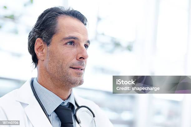 Aleropensando En Su Práctica Médica Foto de stock y más banco de imágenes de 40-44 años - 40-44 años, 40-49 años, Adulto