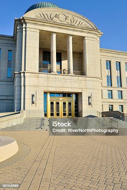 Foto de Vista De Ângulo Baixo De Iowa Supremo Tribunal e mais fotos de stock de Autoridade - Autoridade, Azul, Centro-oeste dos Estados Unidos