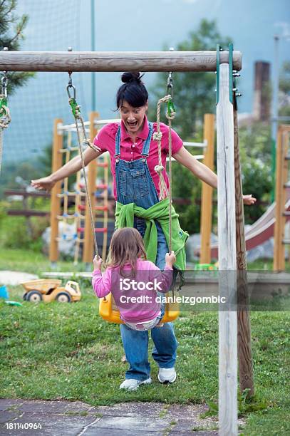 Altalena Giocare Allaperto - Fotografie stock e altre immagini di Adulto - Adulto, Allegro, Altalena