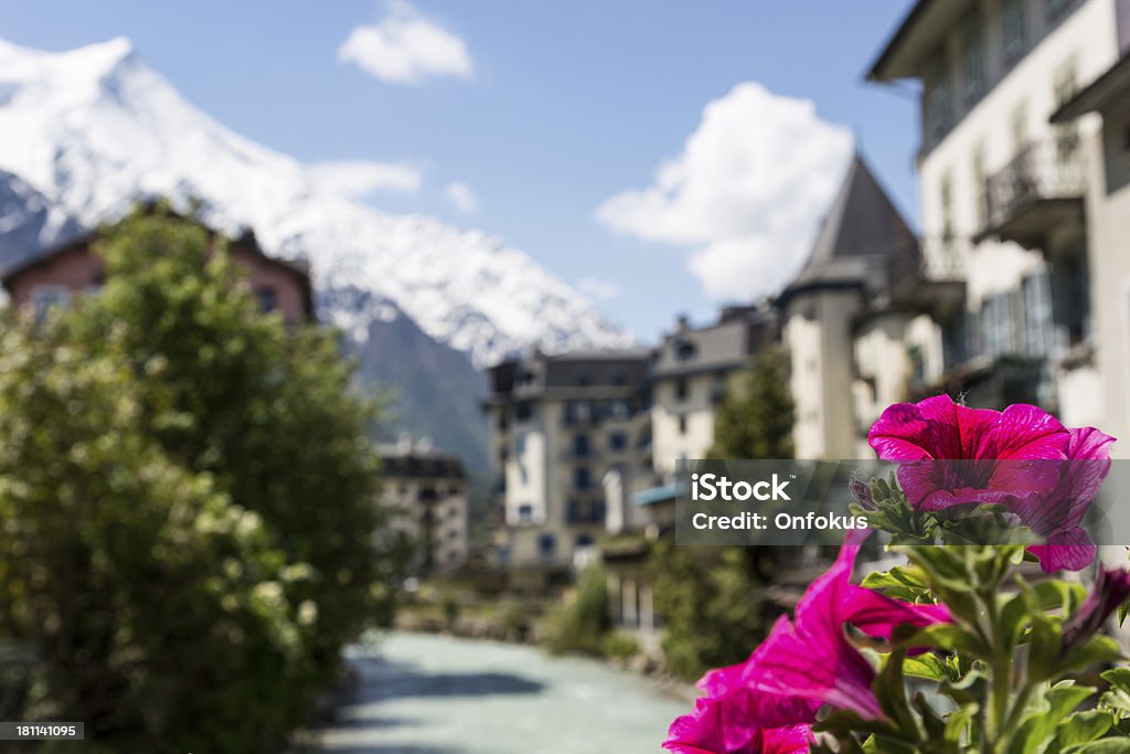 Ville de Chamonix et des fleurs en été, France - Photo de Aiguille du Midi libre de droits