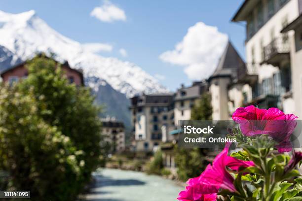 Photo libre de droit de Ville De Chamonix Et Des Fleurs En Été France banque d'images et plus d'images libres de droit de Aiguille du Midi - Aiguille du Midi, Alpes européennes, Bleu