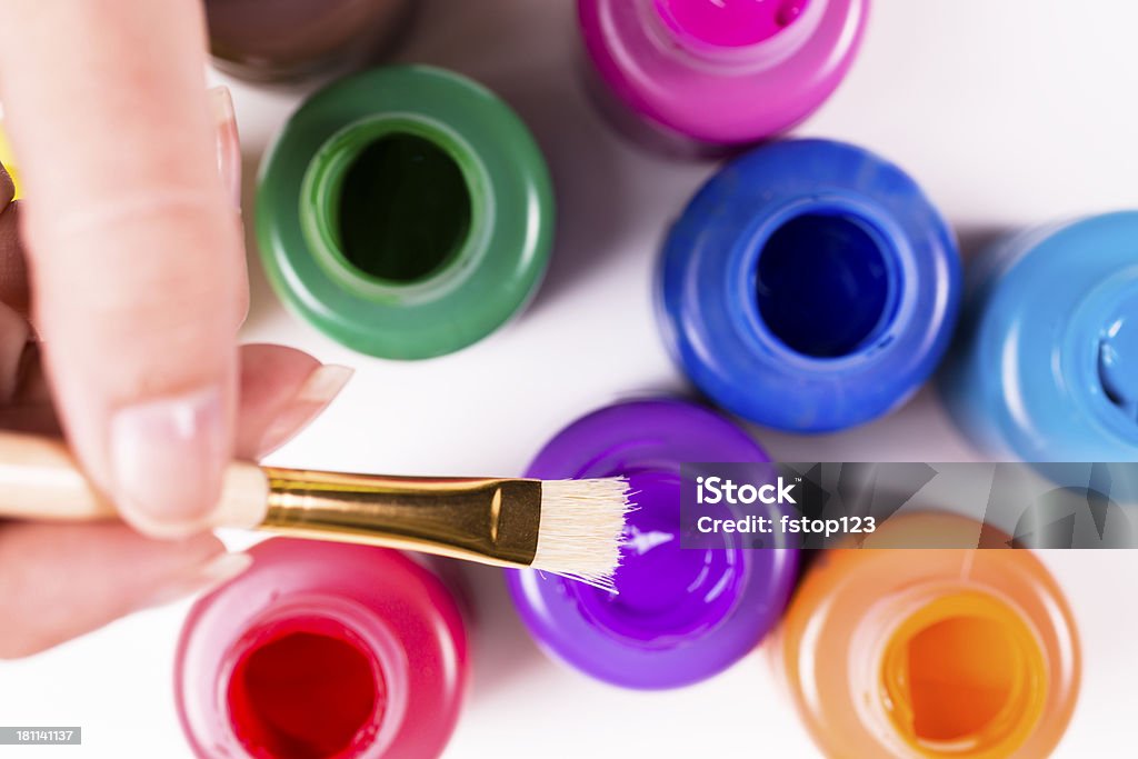 Arte e bricolage: Pennello con vernice di colore viola. Creatività, divertimento Hobby - Foto stock royalty-free di Aculeo