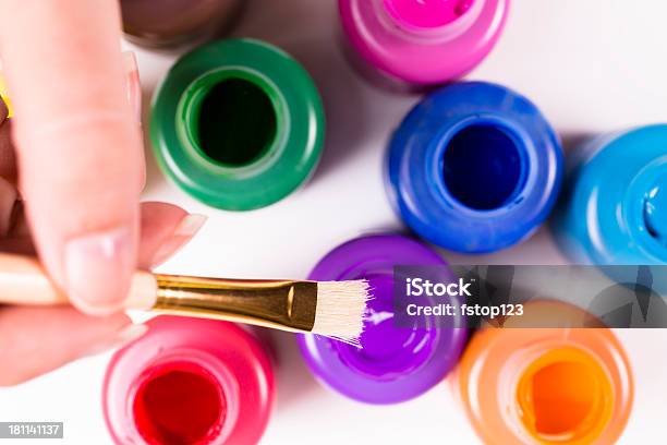 Arte E Bricolage Pennello Con Vernice Di Colore Viola Creatività Divertimento Hobby - Fotografie stock e altre immagini di Aculeo