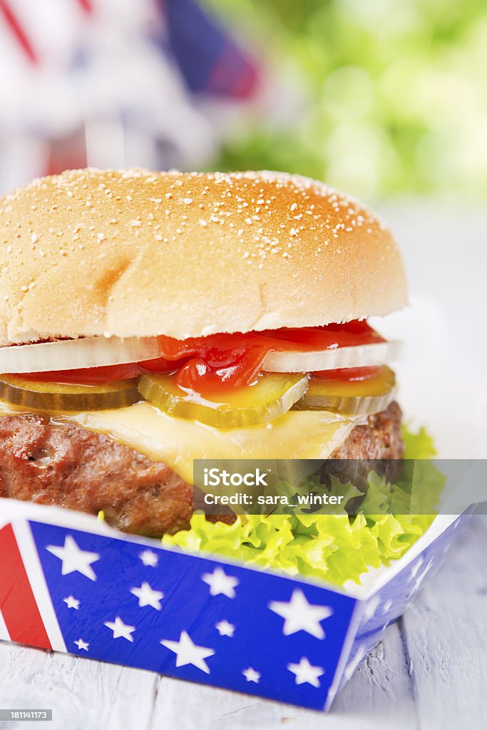 Hamburger avec frites sur la table extérieure de lumières - Photo de 4 juillet libre de droits
