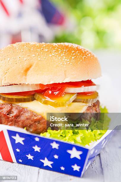 Photo libre de droit de Hamburger Avec Frites Sur La Table Extérieure De Lumières banque d'images et plus d'images libres de droit de 4 juillet