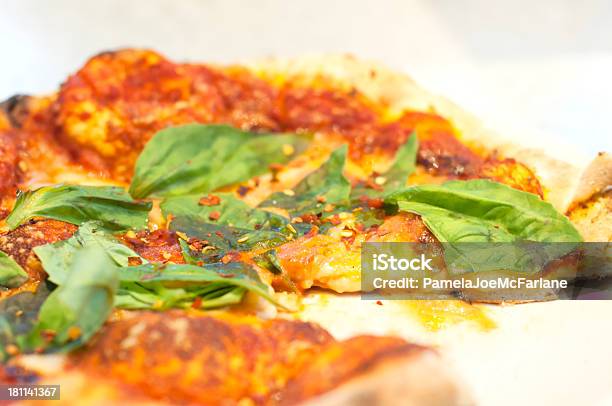 Foto de Pizza Margherita Com Tomates Orgânicos Vegetariano Chili Manjericão e mais fotos de stock de Alimentação Saudável