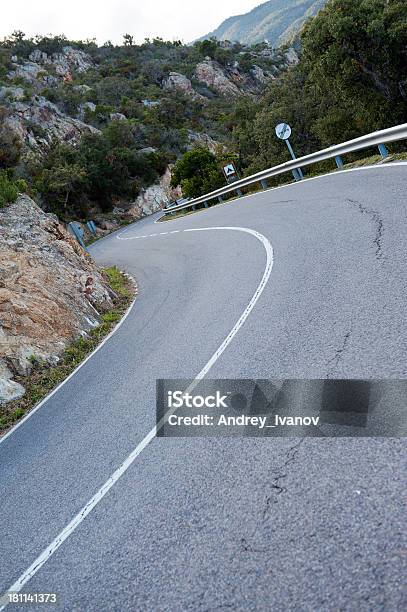 Photo libre de droit de Route Du Mont banque d'images et plus d'images libres de droit de Alpes européennes - Alpes européennes, Arbre, Bande médiane