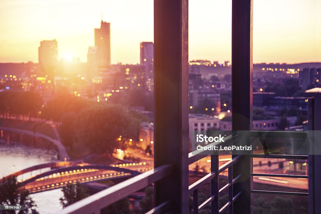 Piękny zachód słońca z płaskim terrace - Zbiór zdjęć royalty-free (Architektura)