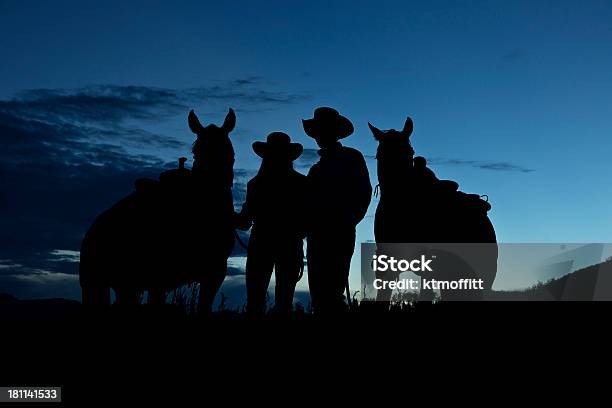 Cowboy Cowgirl Y Caballos Silueta Foto de stock y más banco de imágenes de Caballo - Familia del caballo - Caballo - Familia del caballo, Mujeres, Silueta