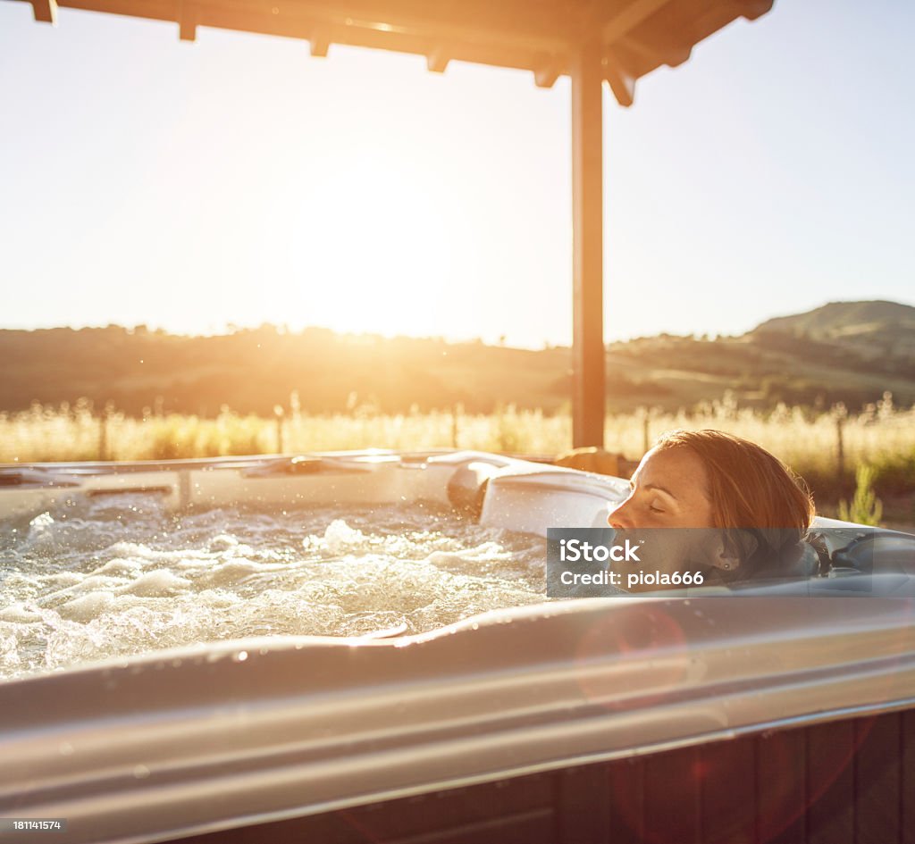 Femme dans un bain à remous jacuzzi - Photo de Bain à remous libre de droits