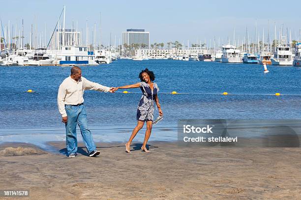 Pareja En La Playa Foto de stock y más banco de imágenes de Diversión - Diversión, Grupo multiétnico, Pareja mayor