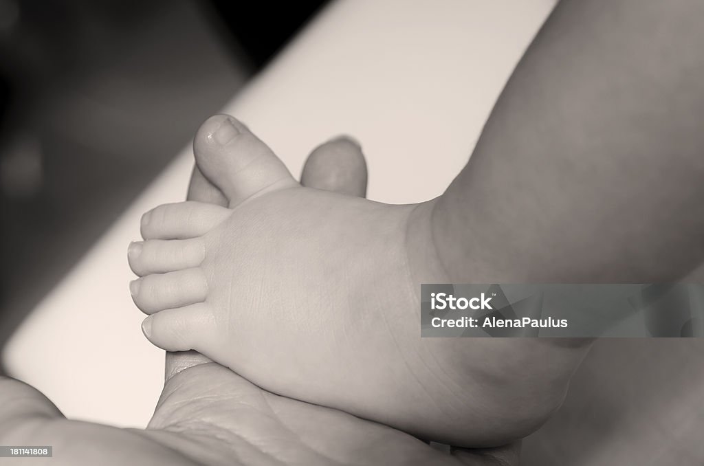 母の赤ちゃんの足を - 1歳未満のロイヤリティフリーストックフォト