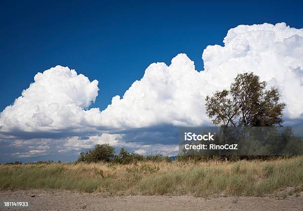 Grandes Nubes Foto de stock y más banco de imágenes de Aire libre - Aire libre, Arena, Azul