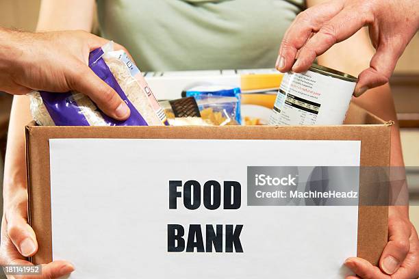 Foto de Doações Para Banco Alimentar e mais fotos de stock de Banco de alimentos - Banco de alimentos, Arrecadação de alimentos, Caixa de Doação