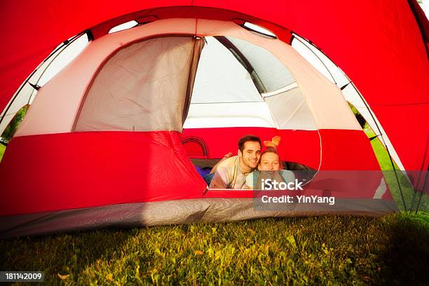 Giovane Coppia Allinterno Di Un Grande Tenda Rossa Godendo Allaperto E Campeggio - Fotografie stock e altre immagini di Abbracciare una persona