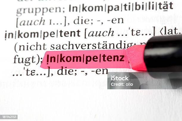 Inkompetenzнемецкий Определение Слова Incompetency — стоковые фотографии и другие картинки Белый фон