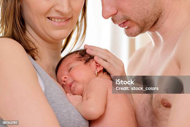 La Famiglia - Fotografie stock e altre immagini di Bambino - Bambino, Close-up, Due genitori