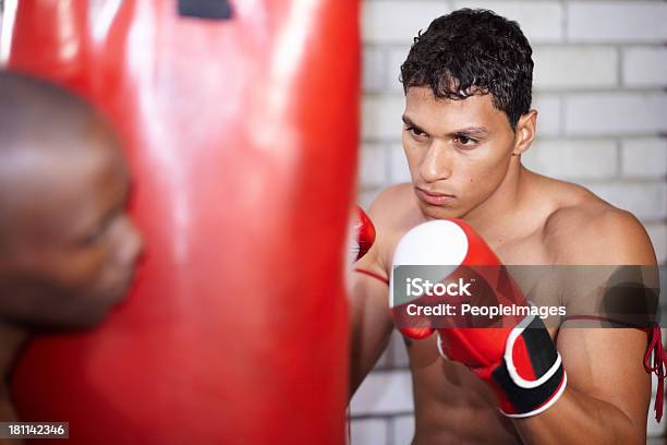 Foto de Você Precisa Colocar O Seu Peso Nos Punch e mais fotos de stock de Adulto - Adulto, Artes Marciais, Boxe - Esporte