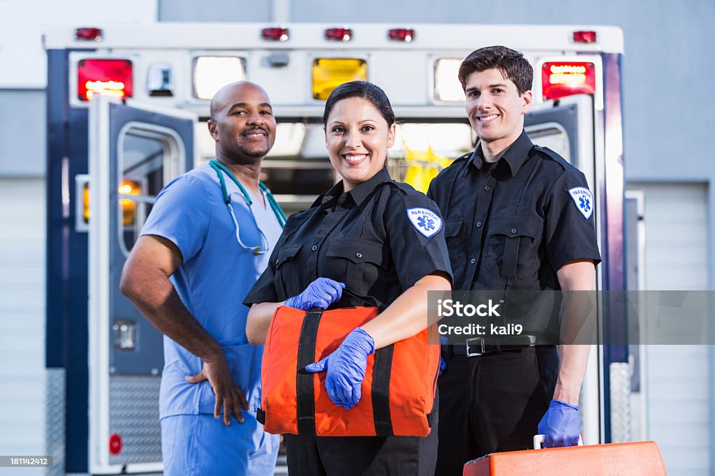 Krankenpfleger und Arzt vor Rettungswagen - Lizenzfrei Rettungsdienst-Mitarbeiter Stock-Foto