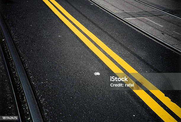 Doppelte Gelbe Lane Stockfoto und mehr Bilder von Asphalt - Asphalt, Beton, Drive - Sportbegriff