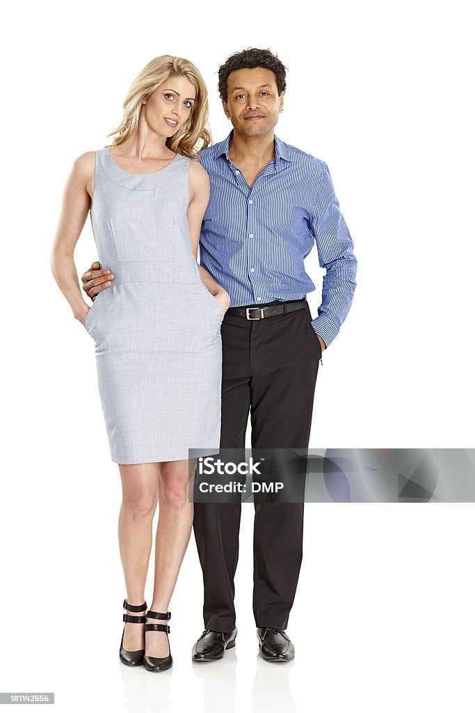 Smart couple debout ensemble sur un arrière-plan blanc - Photo de 25-29 ans libre de droits