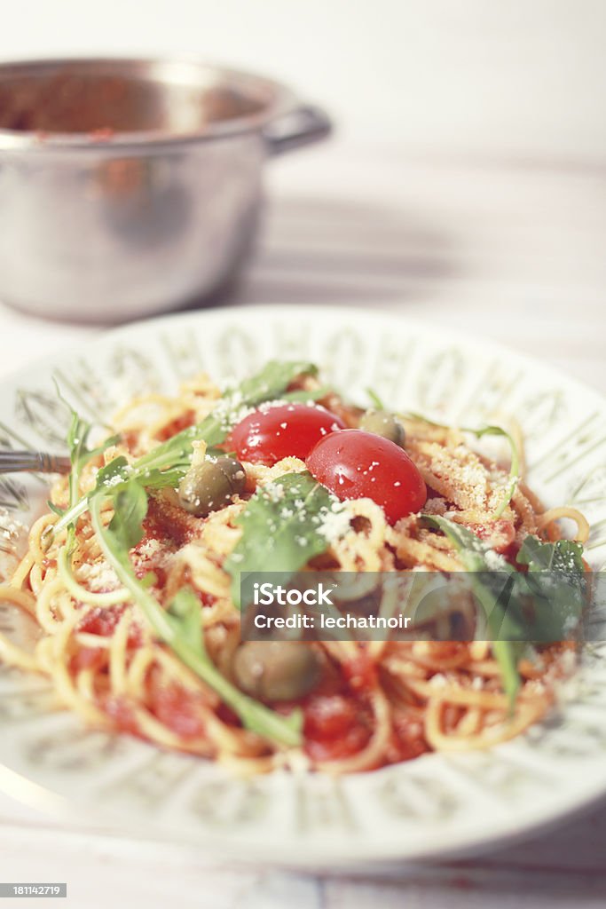 Deliciosa cocina italiana espagueti - Foto de stock de Albahaca libre de derechos