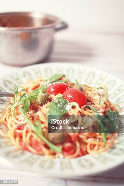 Smaczne Włoskie Spaghetti - zdjęcia stockowe i więcej obrazów Bazylia - Bazylia, Bez ludzi, Biały